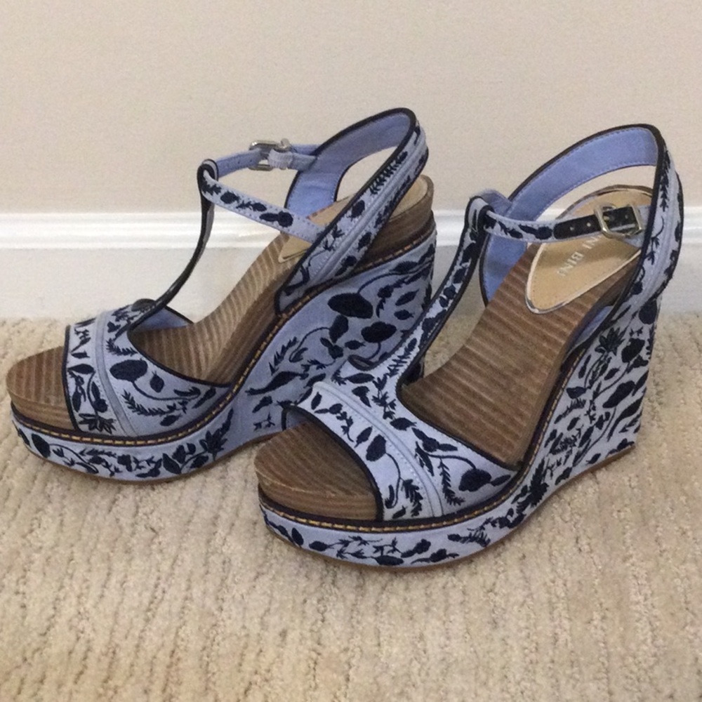 Gianni Bini Blue Embroidered platform Sz 6.5
